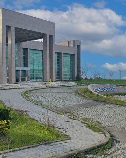 Medeniyet Teknopark Tuzla Yerleşkesi Binası ve Giriş Alanı